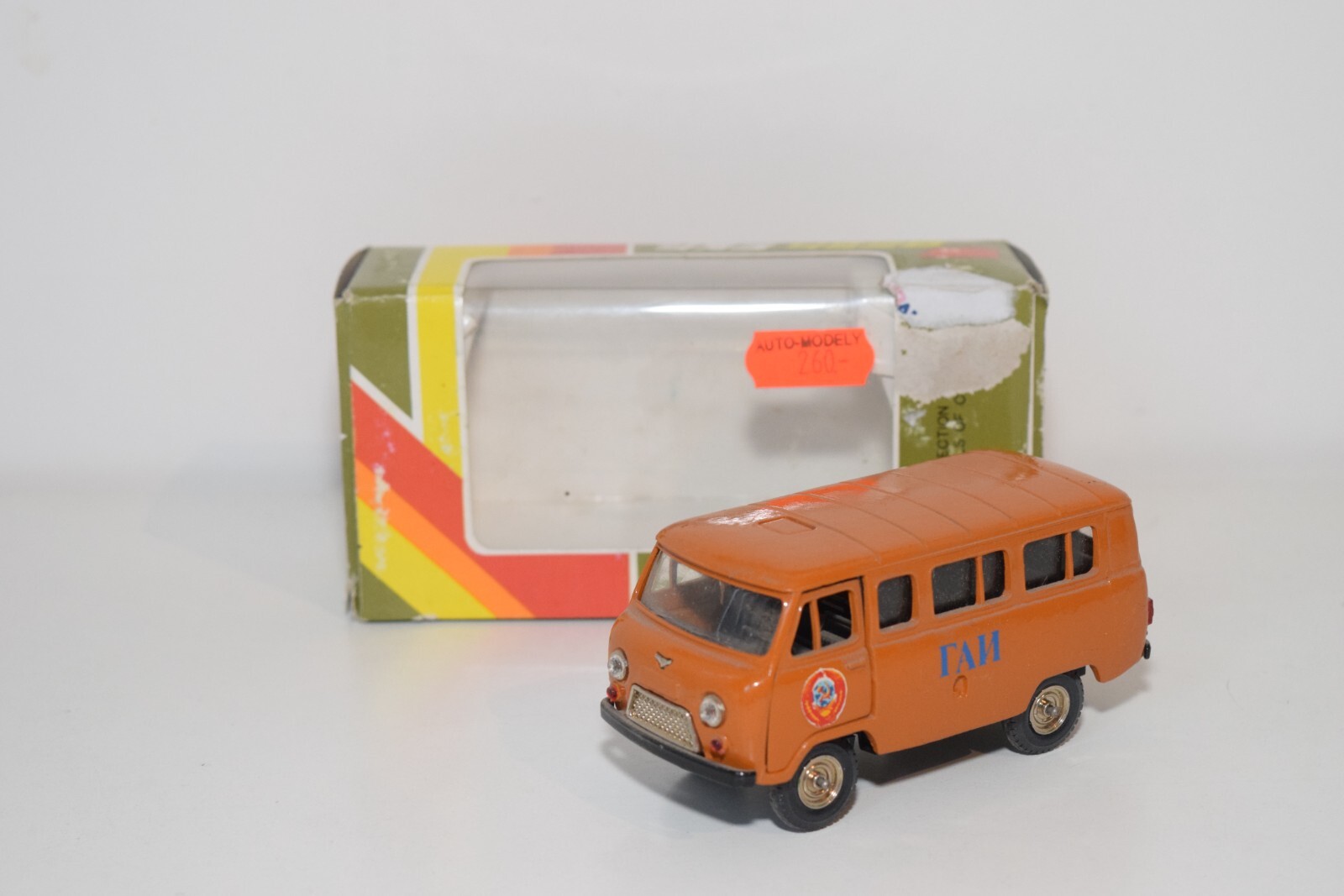 【レア】ソ連製のミニカー UAZ 452B箱付き(1/43スケール) レア】ソ連製のミニカー UAZ 452B箱付き(1/43スケール)