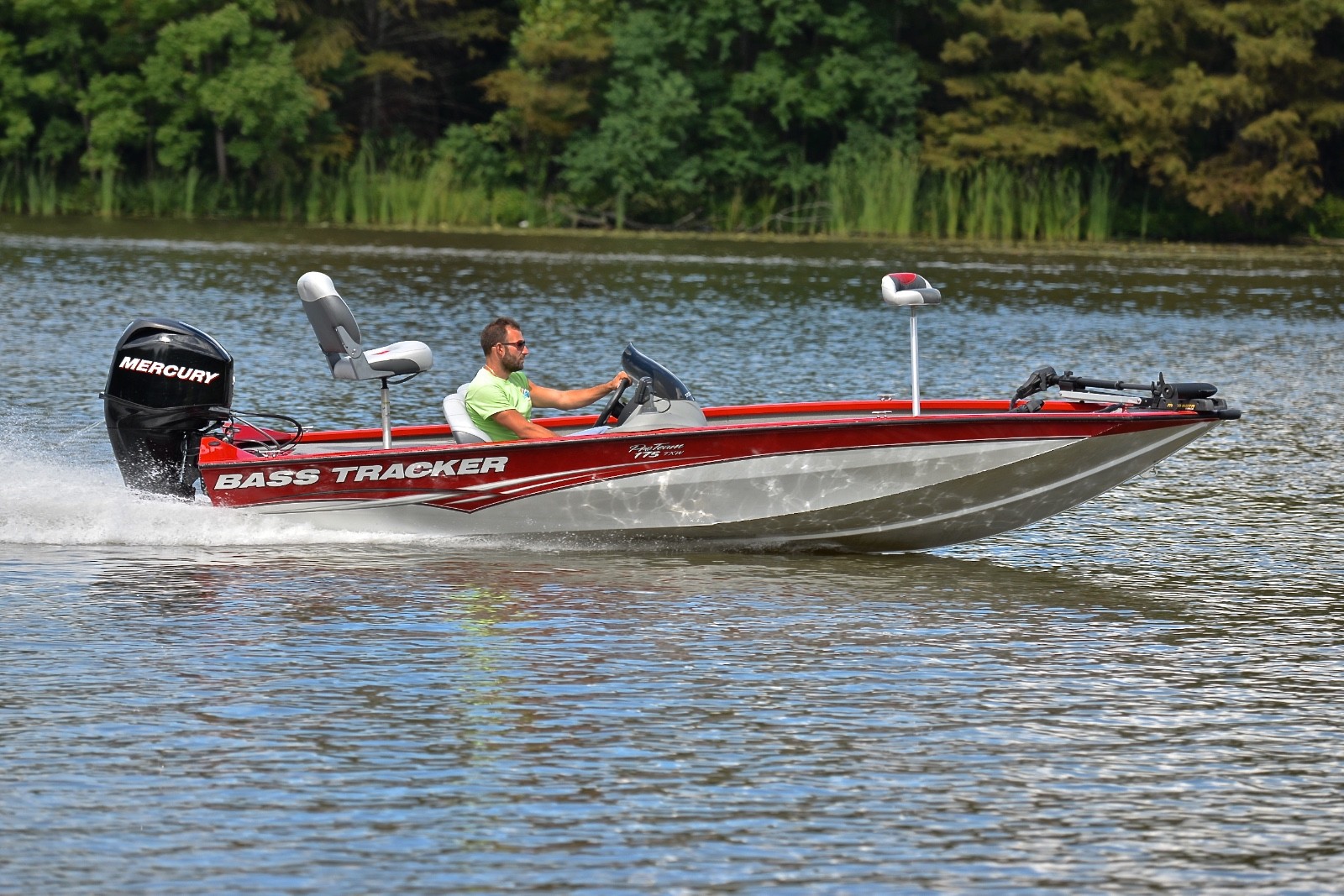BASS TRACKER PRO TEAM 175TXW 60 FOUR STROKE.....ONLY 90 HOURS