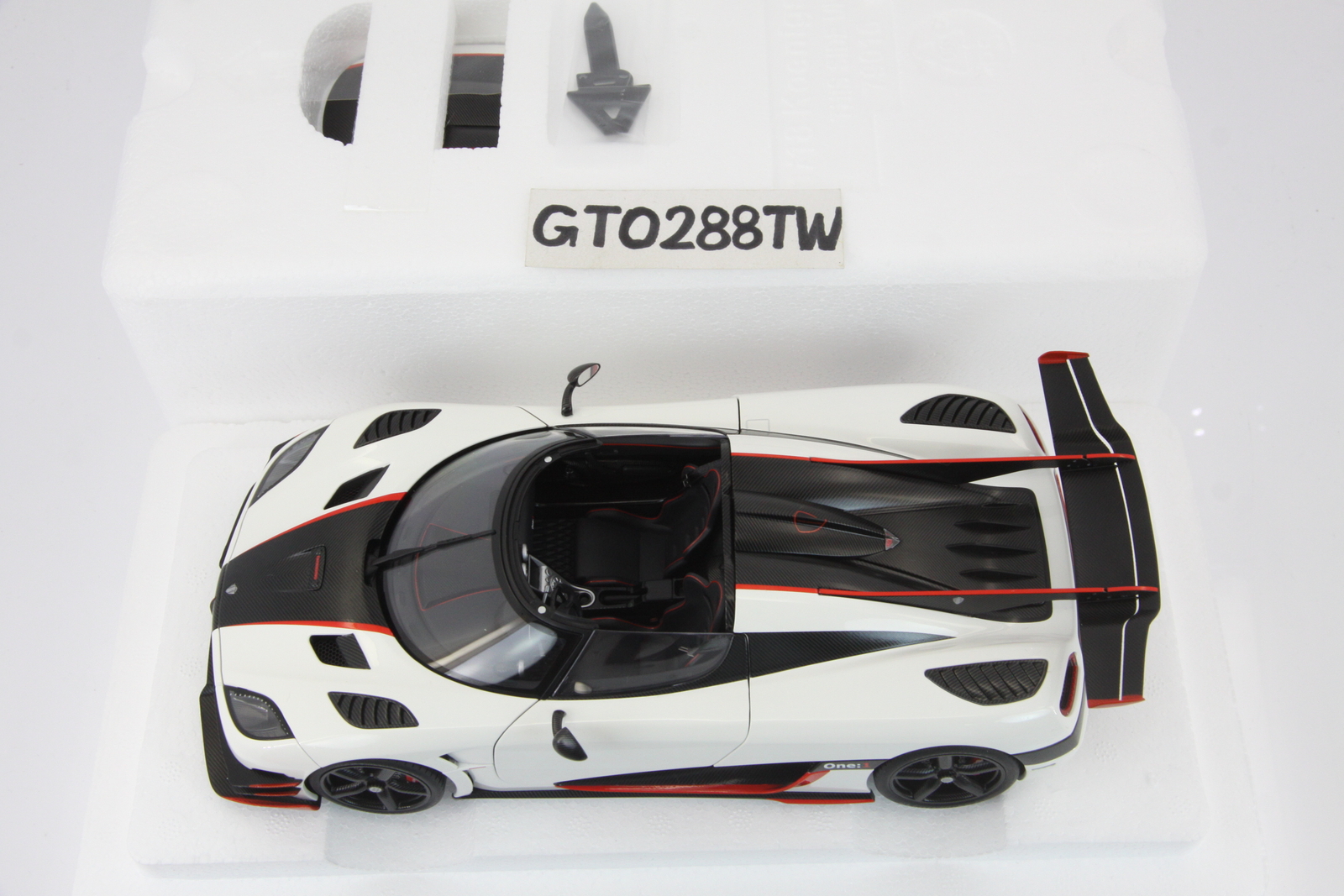 AUTOart 1:18 scale Koenigsegg One:1 (White/Carbon Black AUTOart 1:18 scale Koenigsegg One:1 (White/Carbon Black