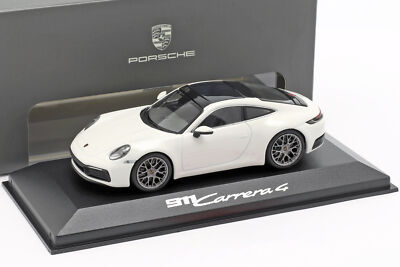 Porsche 911 (992) Carrera 4 weiß / schwarz 1:43 Minichamps