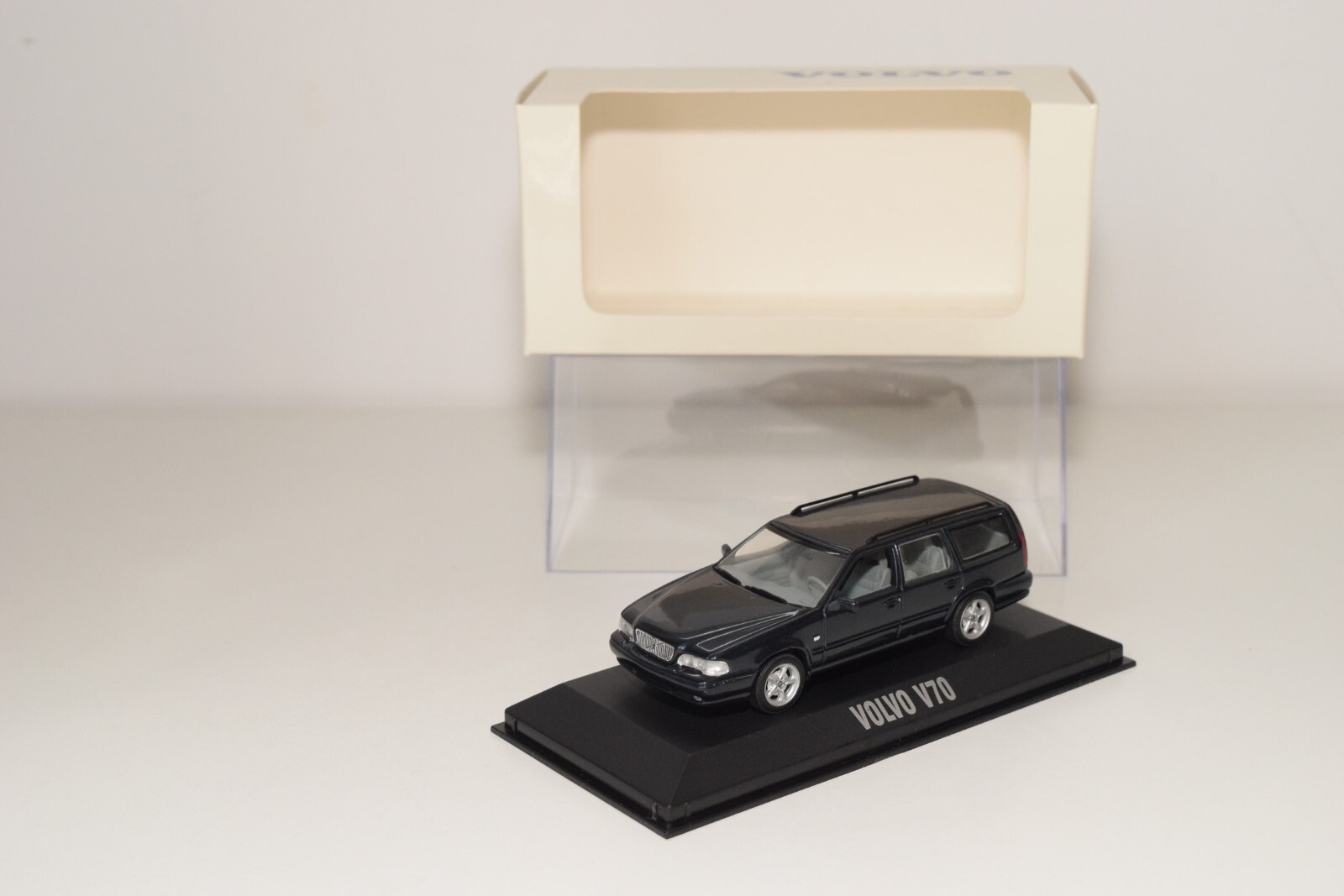 M014【B品】MINICAMPS ミニチャンプス Volvo ボルボ V70 M014【B
