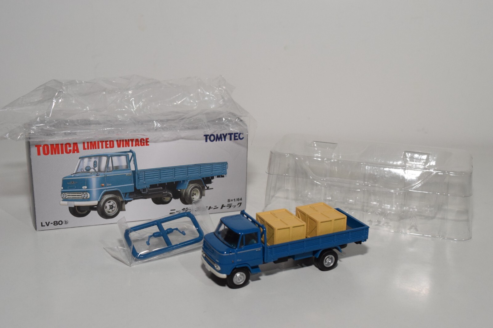 A94 1:64 3 INCH TOMICA TOMY VINTAGE LV-80B NISSAN 3.5T 3.5