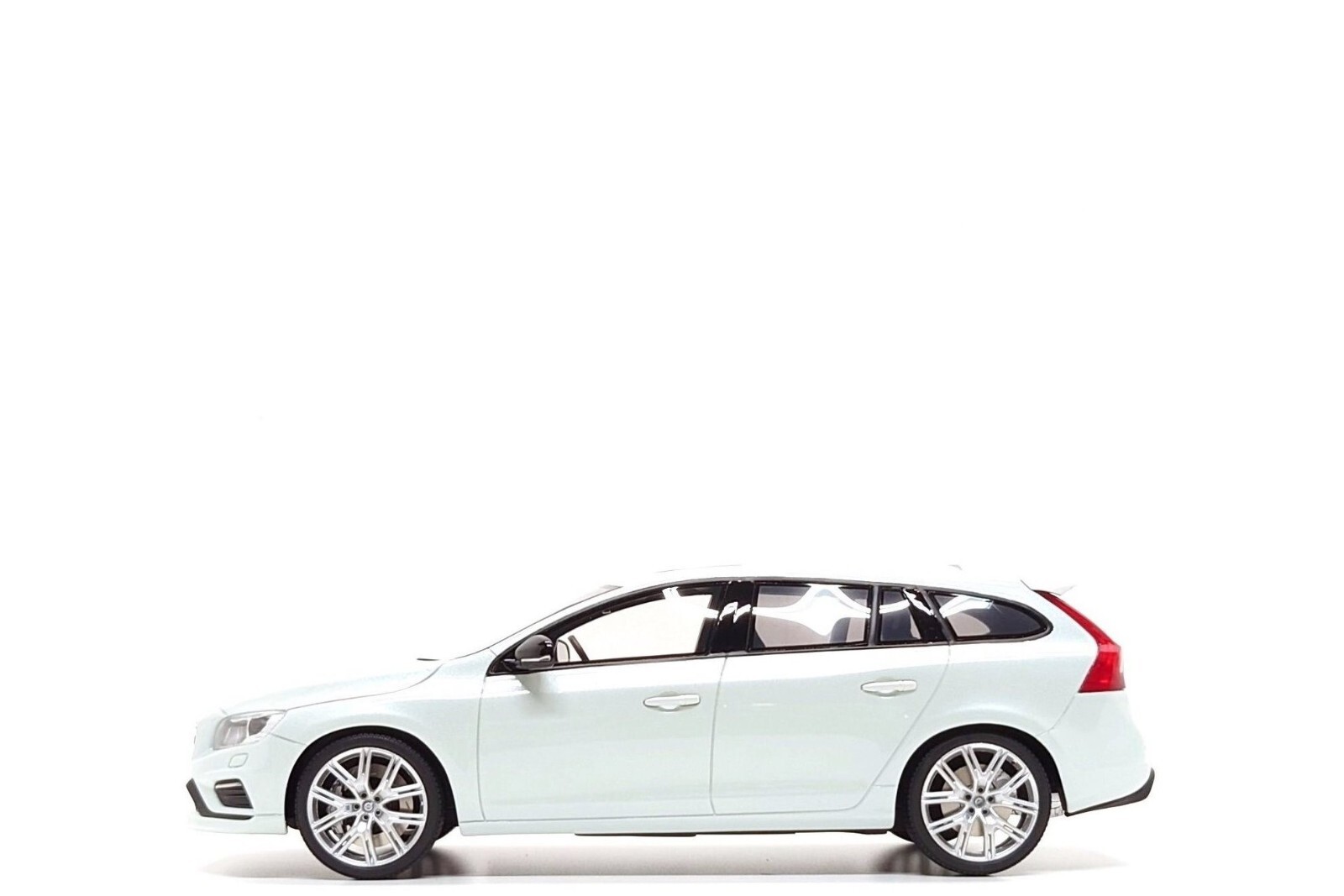 VOLVO V60 ホワイト ミニカー 18/1 DNA Collectibles 1:18 Volvo V60 T6 AWD Polestar Engineered