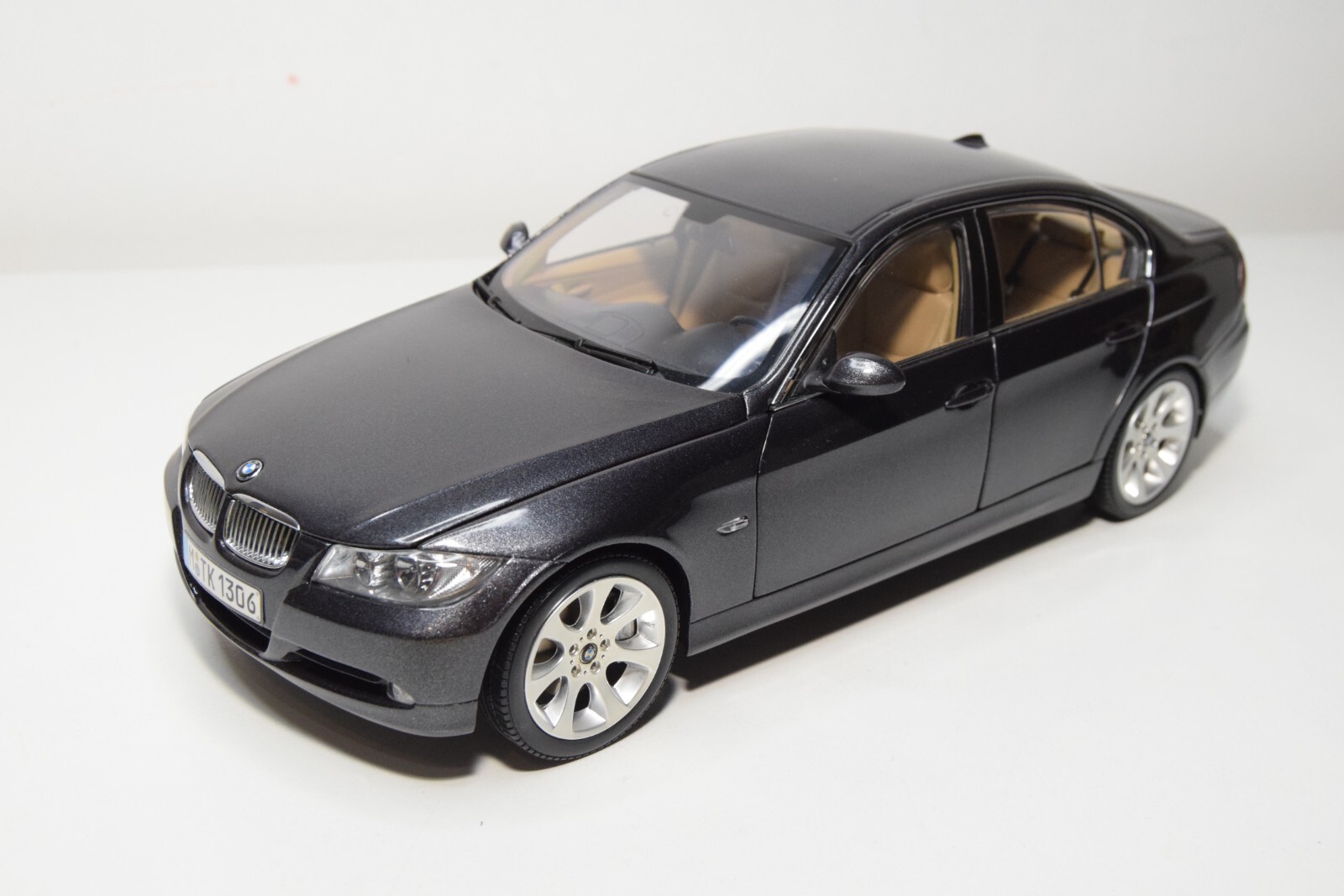 Kyosho 1/18 Scale 80 43 9 411 583 - BMW 318 CI - Light