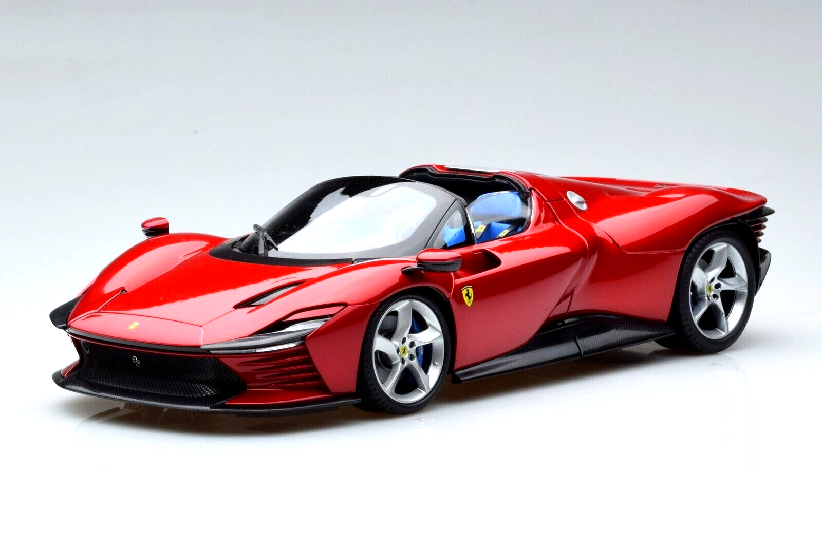 大人女性の 1/18 Ferrari Daytona SP3 Spider Open Version 2022 Red ミニカー