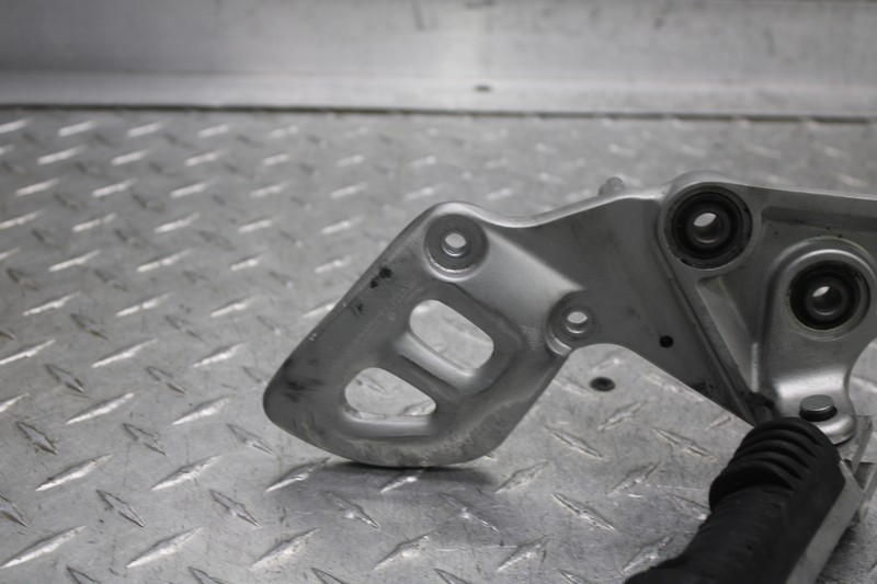 スムーズ NOS Suzuki OEM Left Footrest Bar 82-83 GSX-R600W 88-92 GSX