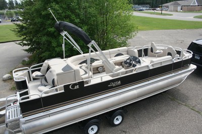 New triple tube 24 ft fish and fun 150 hp Mercury and trailer