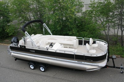 New 24 fish and fun tritoon with 175 four stroke and trailer