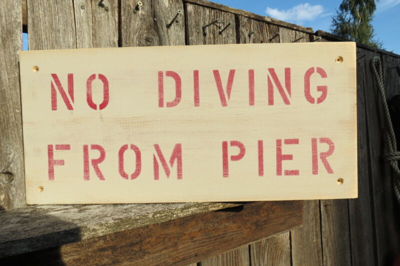 18 INCH WOOD NO DIVING FROM PIER HAND MADE SIGN NAUTICAL SEAFOOD (#S581)
