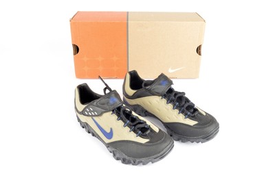 nike acg mountain bike shoes