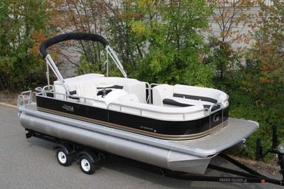 23 GT Cruise pontoon boat