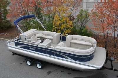 25 GT Cruise pontoon boat with four stroke 60 Mercury