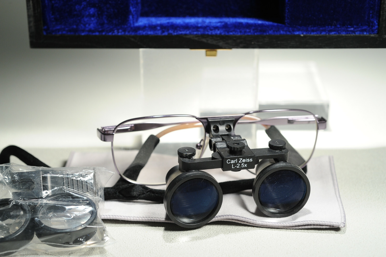 CARL ZEISS EyeMag Medical Dental Loupes L2.5x 550mm Titanium Framesの