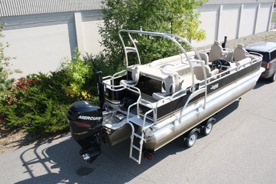 24 ft pontoon boat tritoon with high performance tubes with 300 and trailer