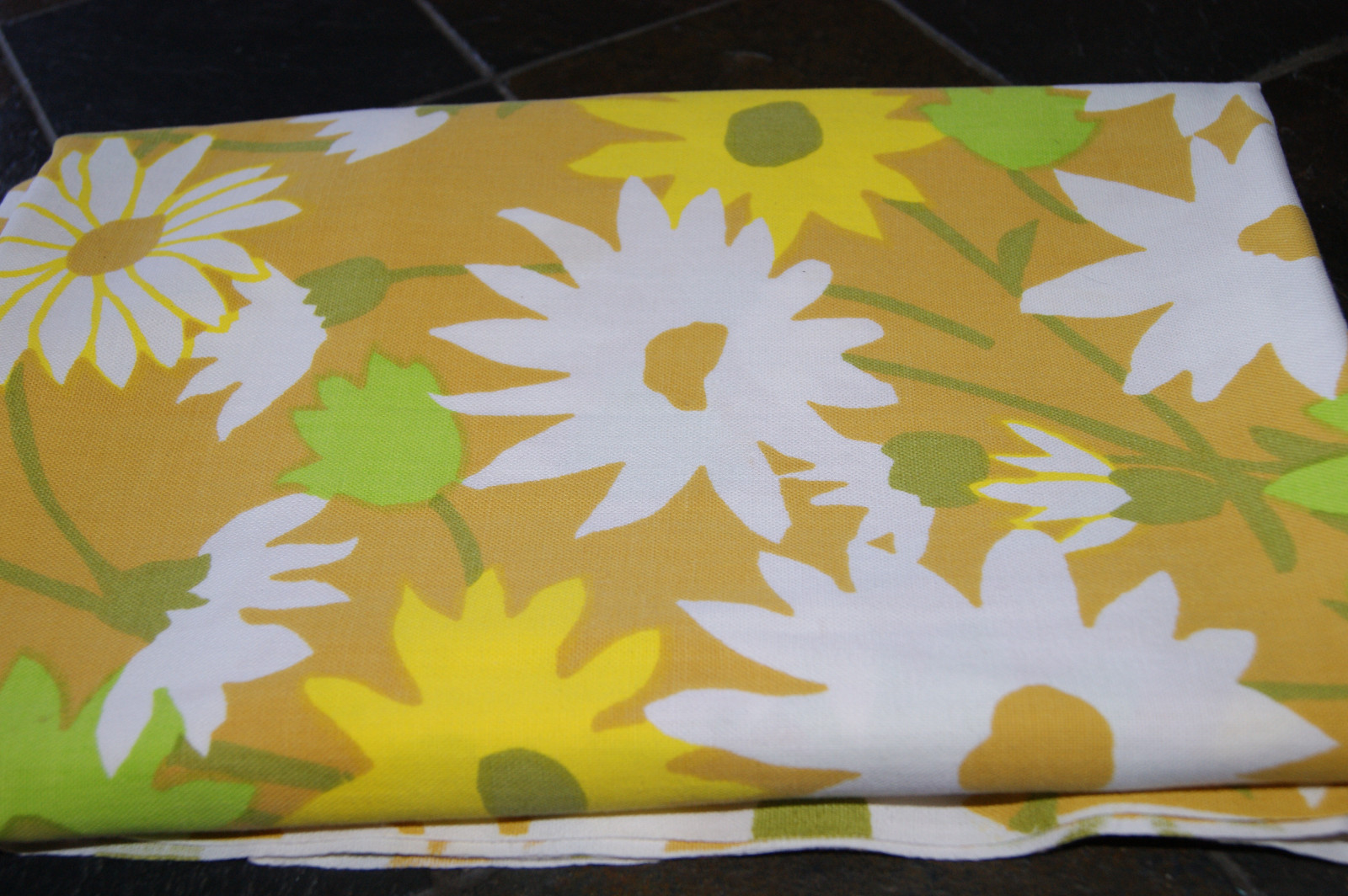 Beautiful Daisy Daisies Print Tablecloth  - Oblong - 67