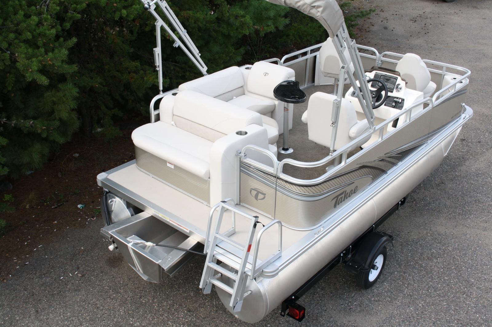 1675 Sport cruise rear bench fish with 25 hp and single bunk trailer.