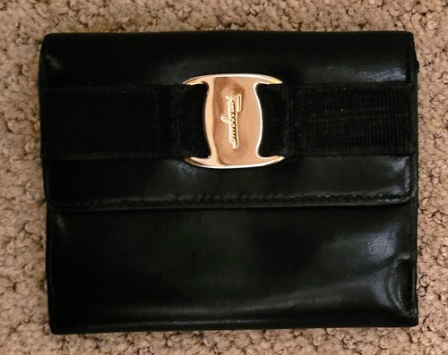 【SALVATORE FERRAGAMO】 Vara Compact Wallet Ferragamo Vara Bow Compact Wallet Black | Rustan's