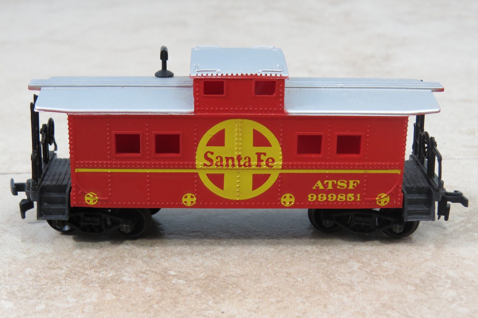 NICE Life-Like 40' HO Scale ATSF 999851 Red Caboose                  AA-19-158
