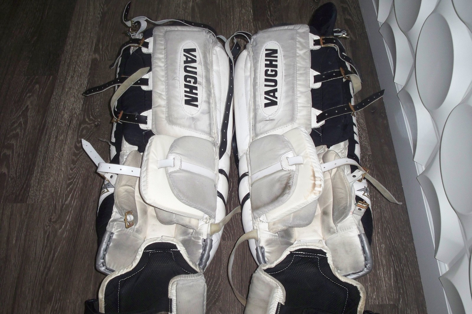 Vaughn Vision VPG 5500 Silver/Black/WhT Goalie Leg Pads 33