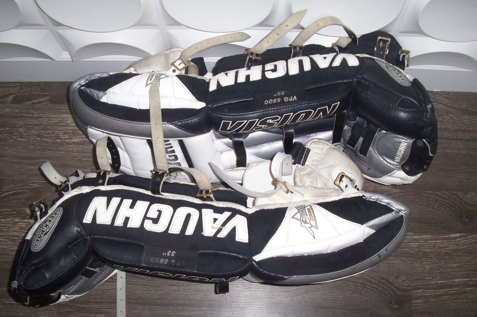 Vaughn Vision VPG 5500 Silver/Black/WhT Goalie Leg Pads 33