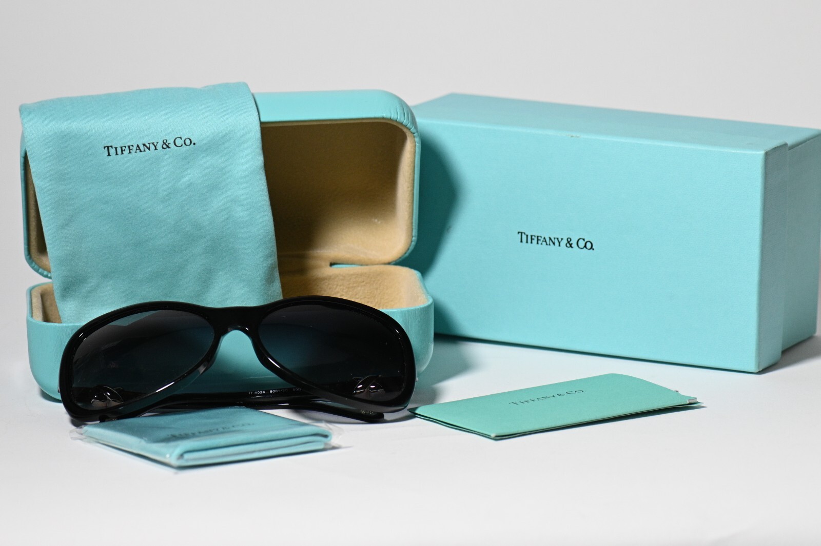 Tiffany & Co. ブラック サングラス　TF4024 Tiffany & Co. TF4024 Black Acetate & Metal Sunglasses with