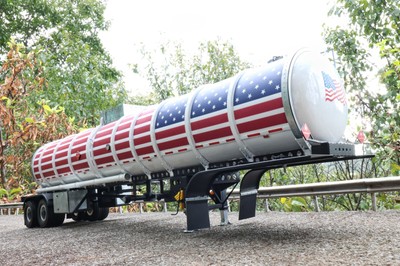 MNtrailers USA Flag Crude Oil Tank trailer 1:18 scale for Peterbilt Road Kings