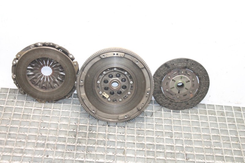 Mercedes-Benz Cla C117 180 Kit Embrayage A0262500501 A2700300205 1.6 Petrol 90kw