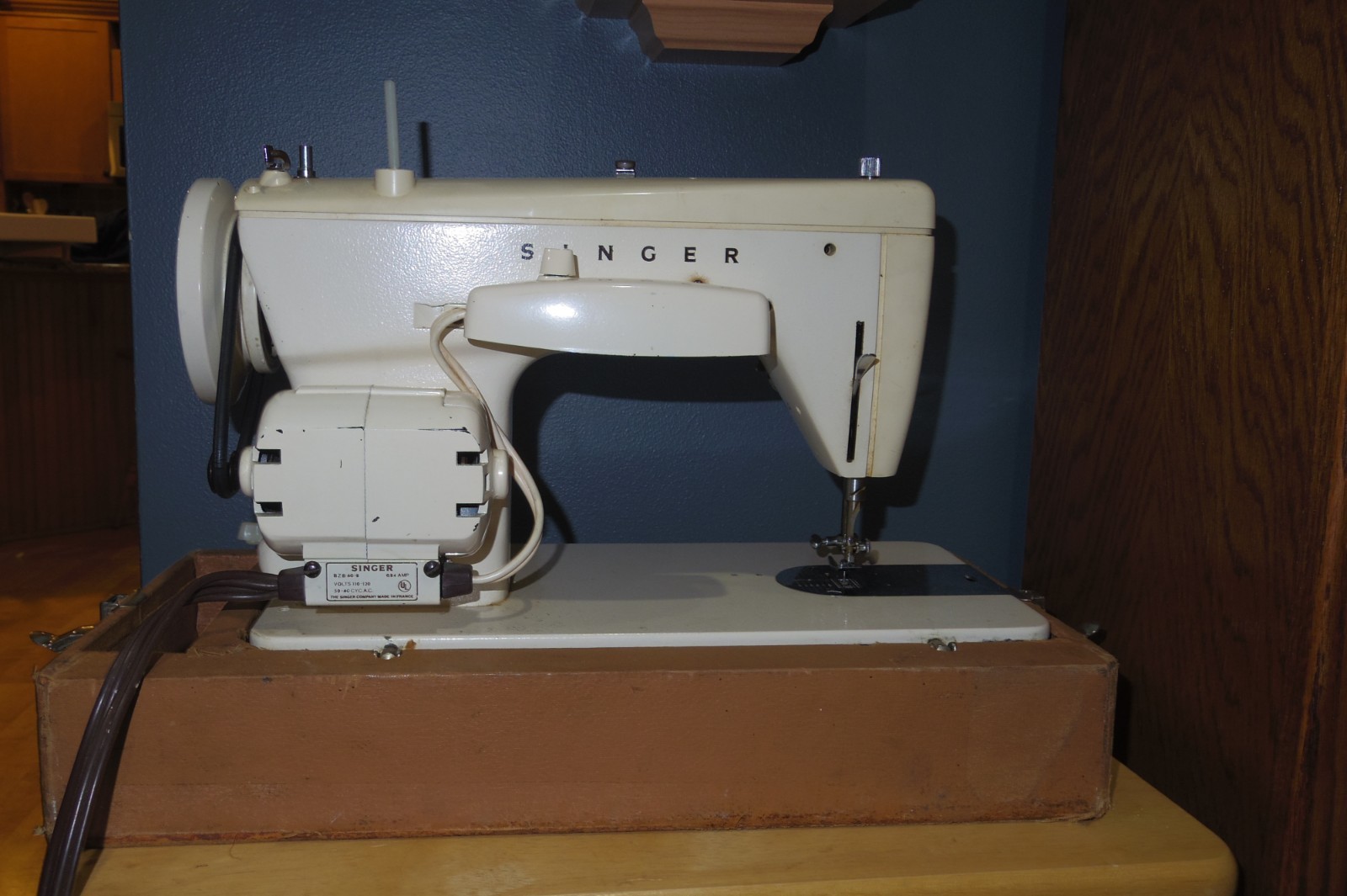 Singer 237 Sewing Machine Upholstery Denim Heavy Duty - Tested & Works - Used/GC