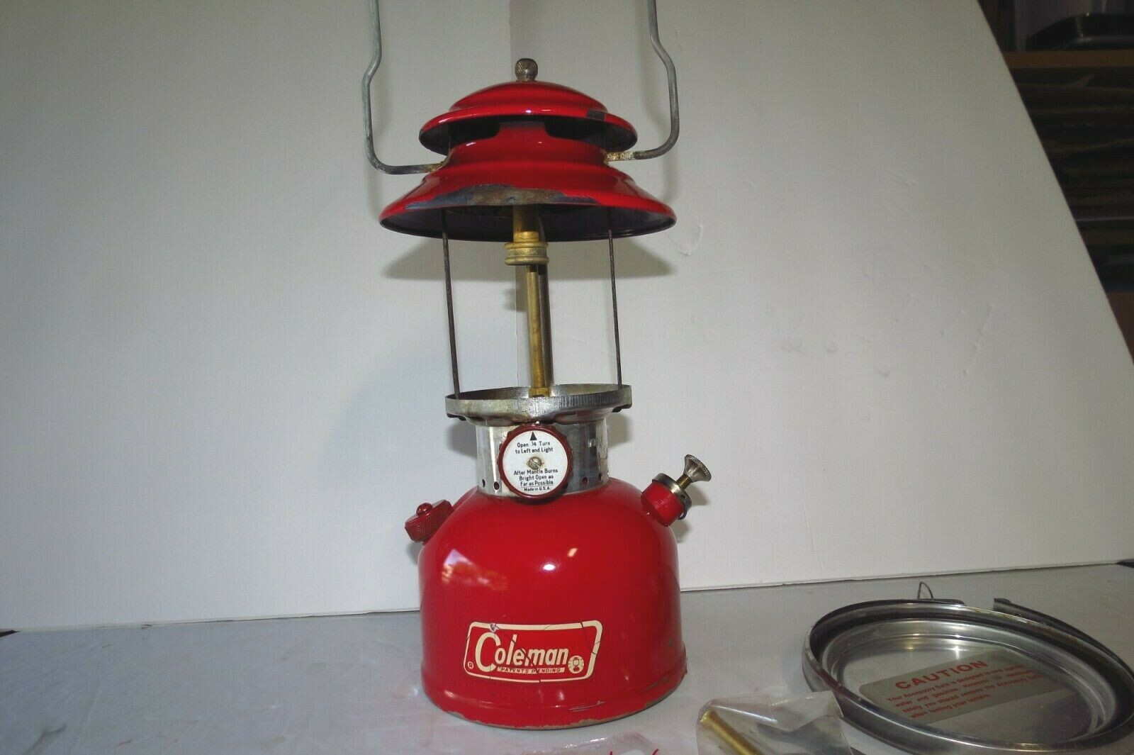 VTG COLEMAN 200A SINGLE MANTLE RED LANTERN, ACCESSORY SAFE, 170 NO