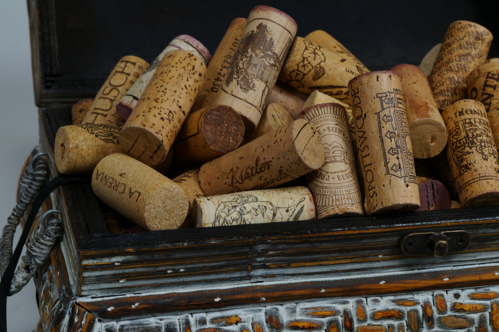 160 all 100 % NATURAL wine CORKS -over 200 AUTHENTIC labels from anEXOTIC resort