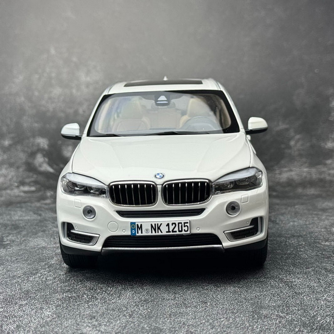 BMW X5 1/18 ダイキャスト ホワイト 1/18 BMW X5 F15 Generation (2013-2018) (White) Diecast Car