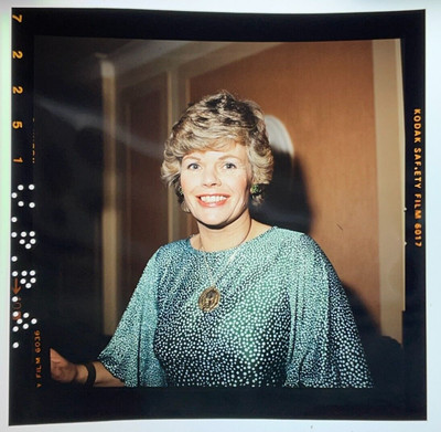 UK1-2489 JUDITH CHALMERS Broadcaster & TV Presenter 1979 2x2 Transparency