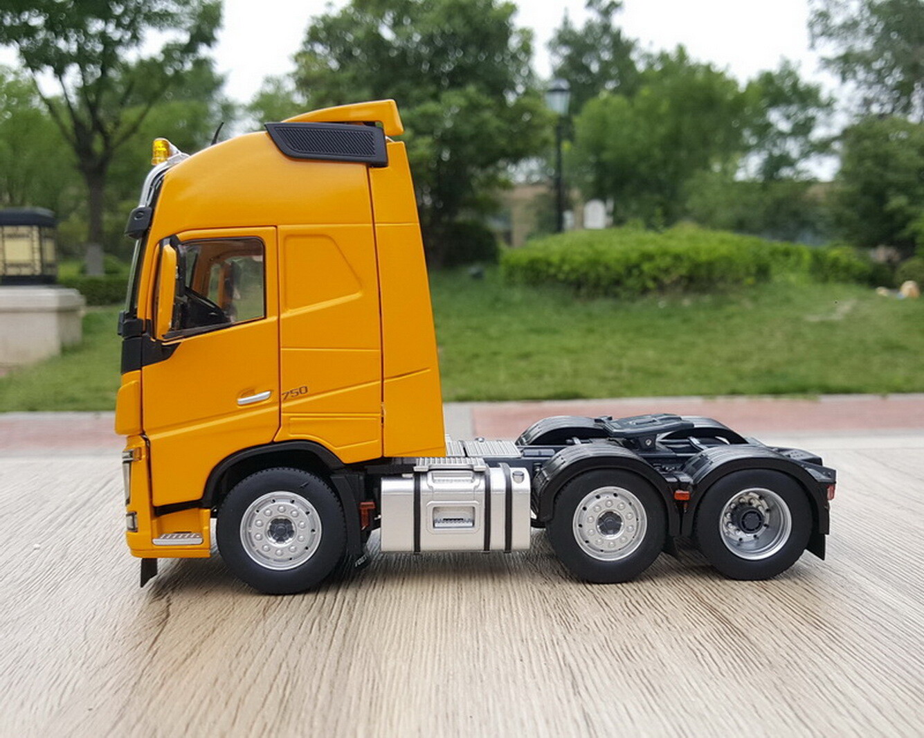 1/32 scale Volvo FH16 750 Heavy Duty Truck Tractor 3-axle