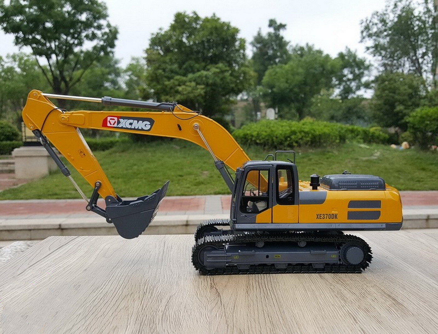 ミニカー 1/30 XCMG XE370DK 新型油圧ショベルカー 1/30 Scale XCMG XE370DK Hydraulic Excavator Diecast Model