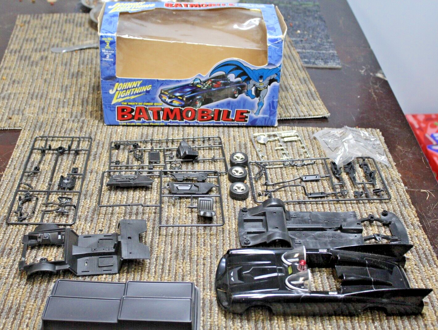 Johnny Lightning Batmobile 1:24 スケール Johnny Lightning 1/24 Scale Built Kit 6904 - 1960s DC Comics