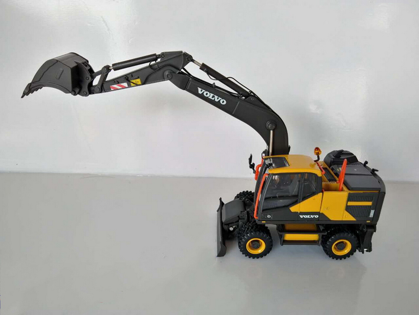 ミニカー 1/50 ボルボ MOTORART VOLVO EW180E Motorart 1/50 Scale Volvo EW180E Wheeled Excavator Diecast