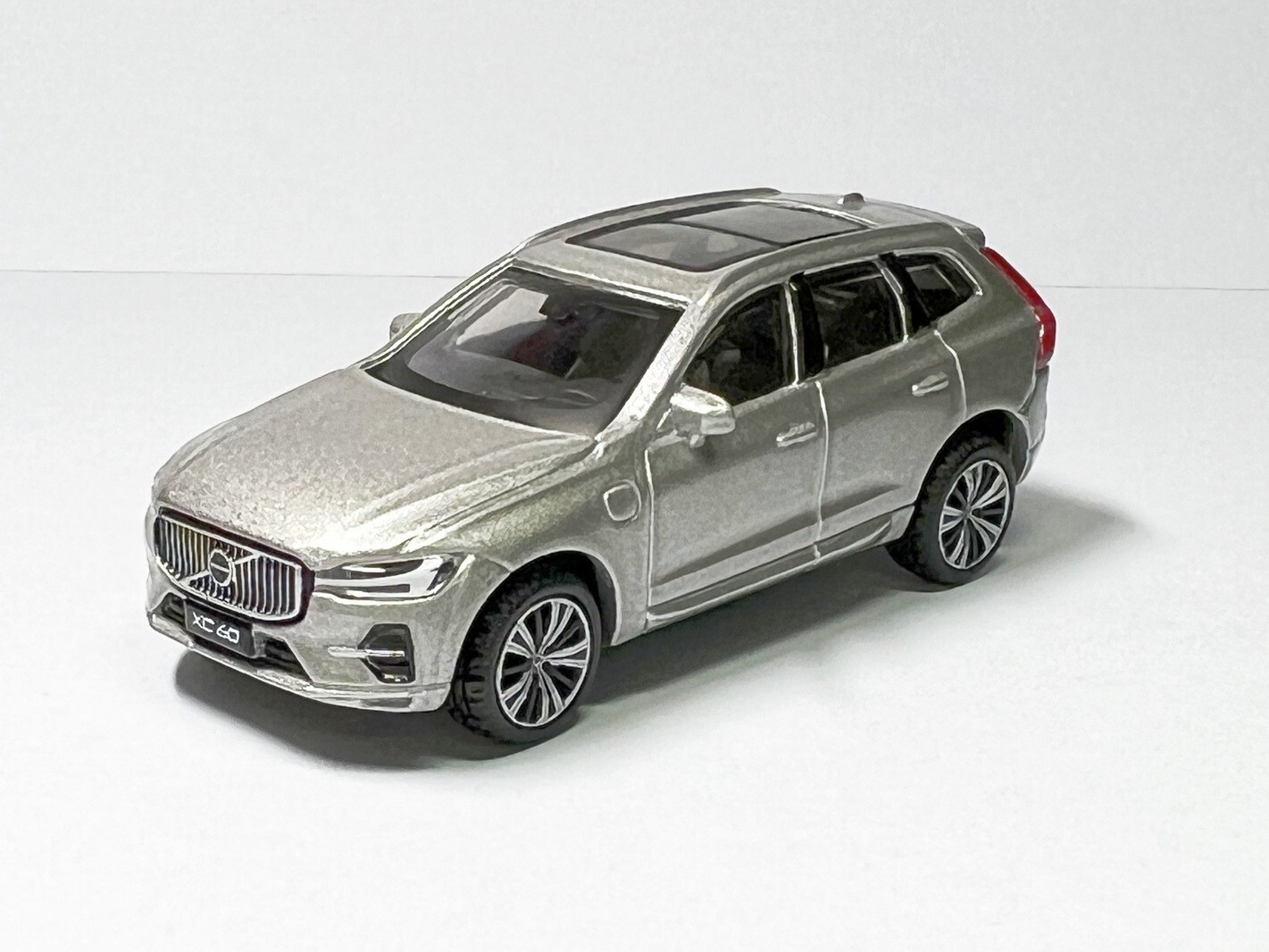 0305Y ボルボ XC60 1/18ミニカー ホワイト Amazon.co.jp: ミニカー スケールモデルカー 1:18 スケール