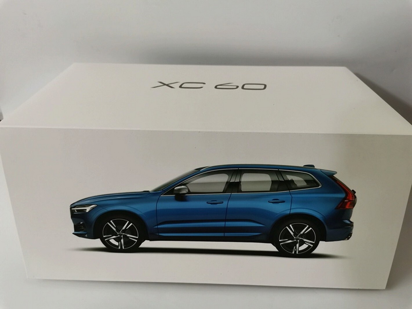 ボルボ XC60 ホワイト 1/18 スケール Amazon.co.jp: ミニカー スケールモデルカー 1:18 スケール