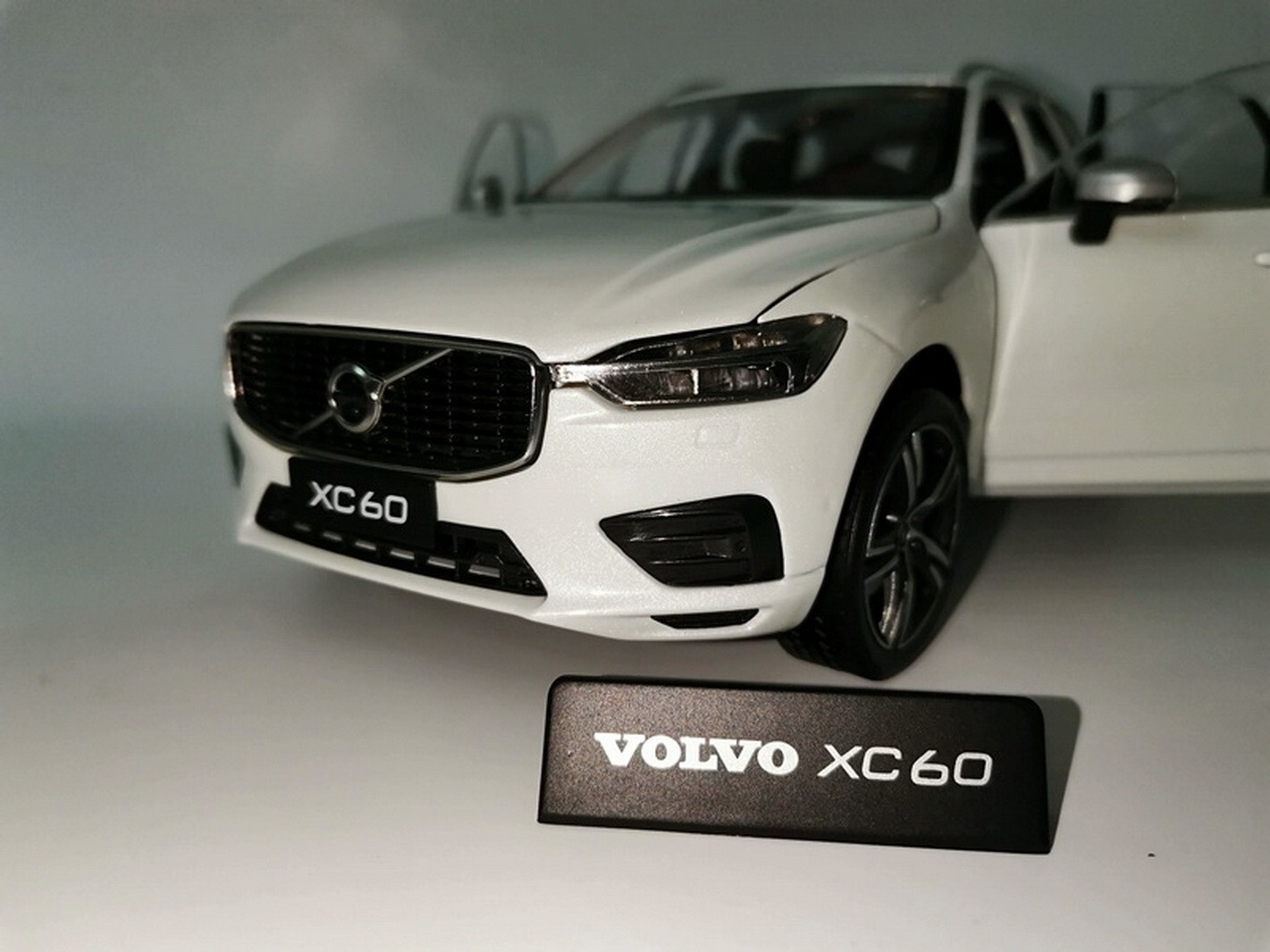 0305Y ボルボ XC60 1/18ミニカー ホワイト 1/18 Scale VOLVO XC60 2018 White Diecast Car Model