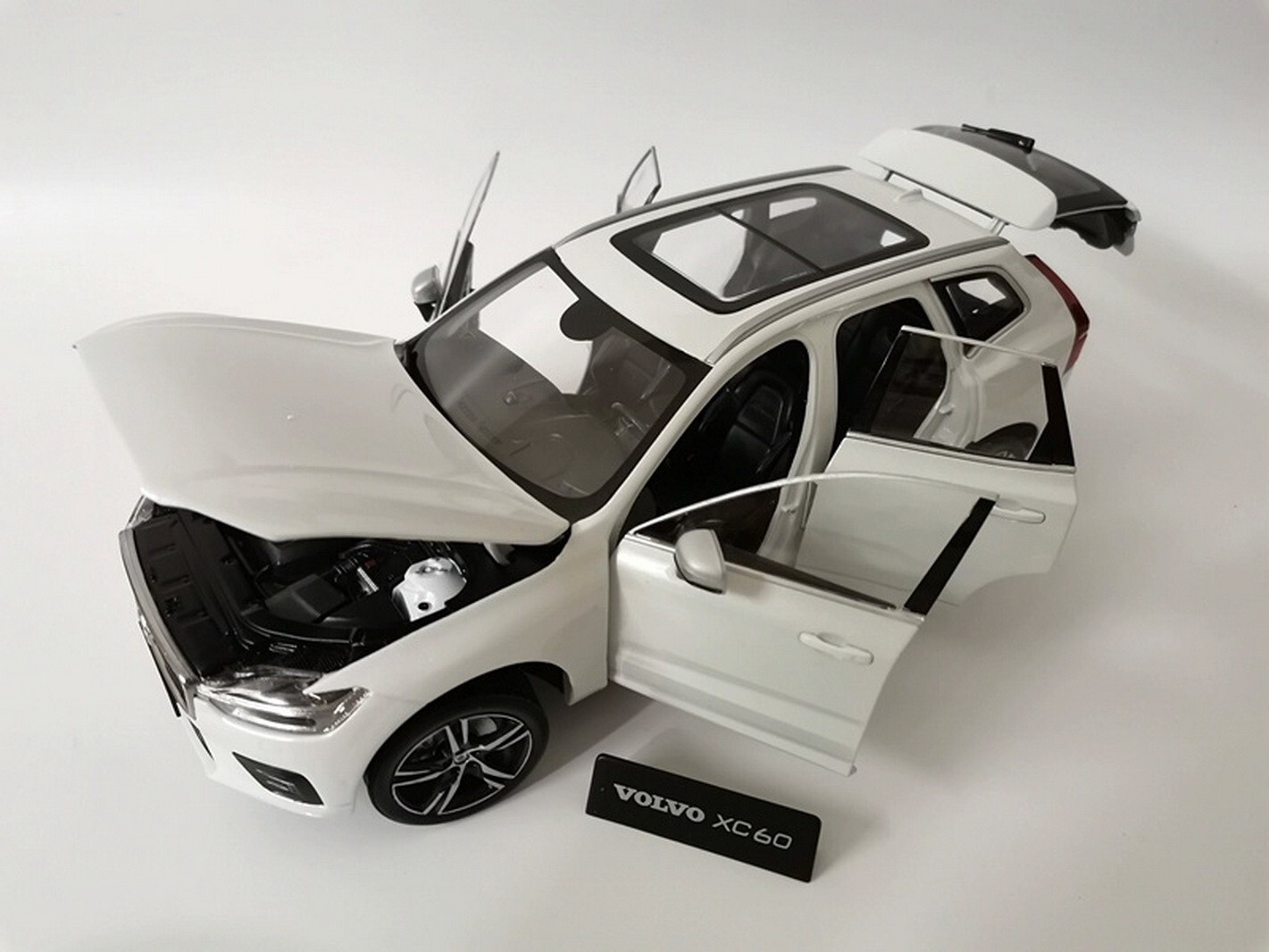 0305Y ボルボ XC60 1/18ミニカー ホワイト 1/18 Scale VOLVO XC60 2018 White Diecast Car Model