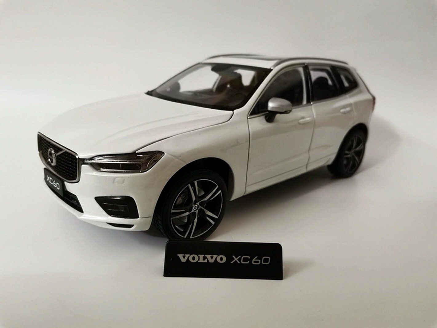 0305Y ボルボ XC60 1/18ミニカー ホワイト 1/18 Scale VOLVO XC60 2018 White Diecast Car Model