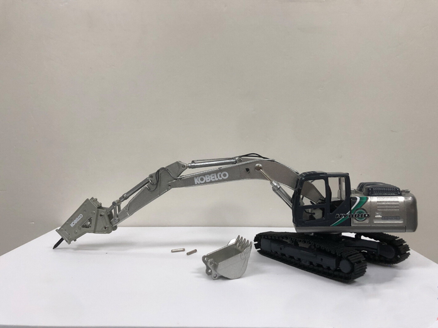 Motorart 1/50 KOBELCO SK200H-10 HYBRID Excavator with hammer
