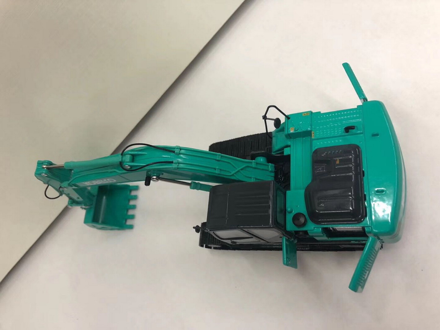 KOBELCO SK210LC 1/50スケールミニチュア Kobelco SK210LC-11 Long Reach Standard Excavator - Conrad 1