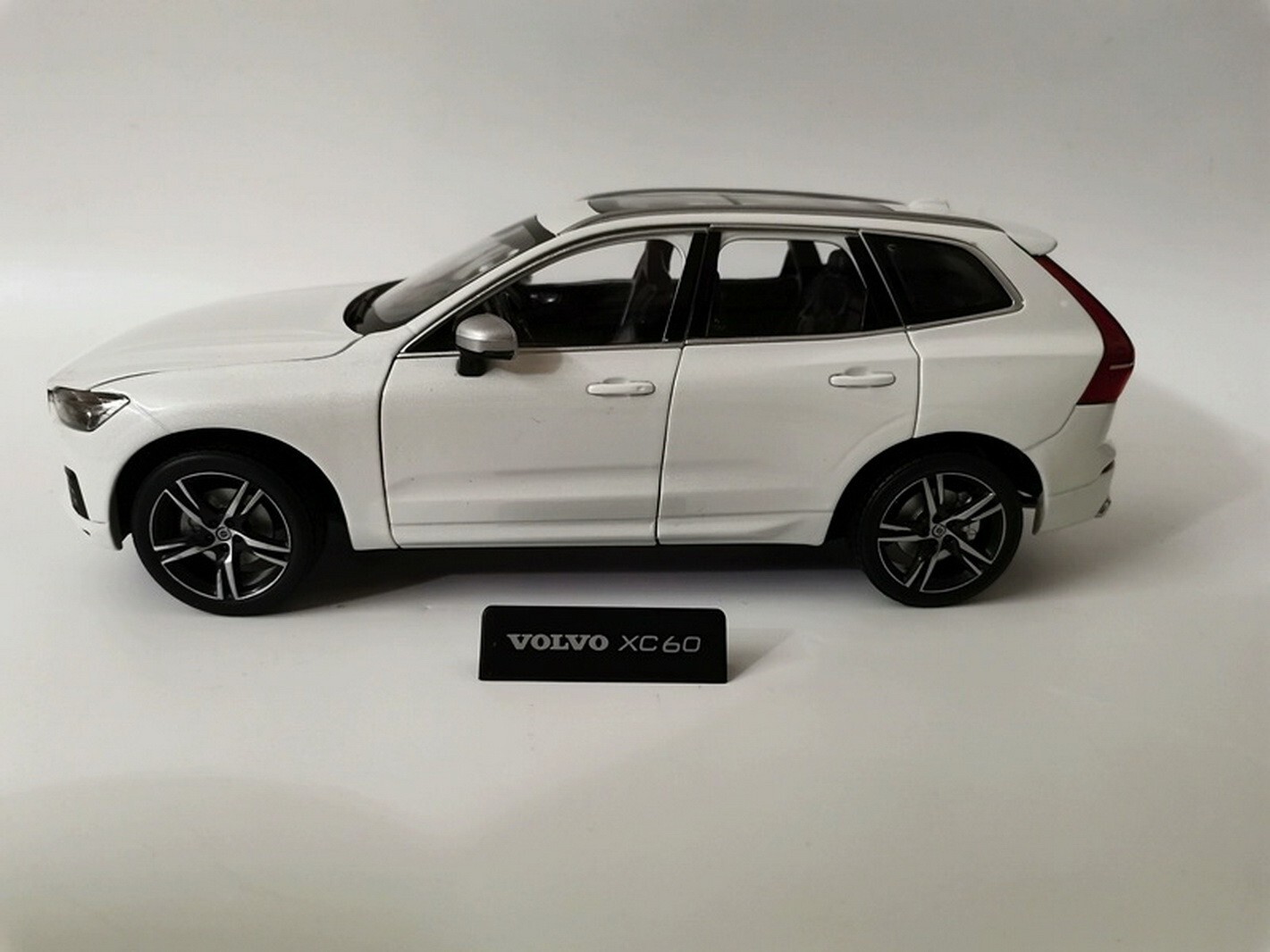0305Y ボルボ XC60 1/18ミニカー ホワイト Amazon | 白！VOLVO特注 1/18 ボルボ NEW XC60 SUV 2022