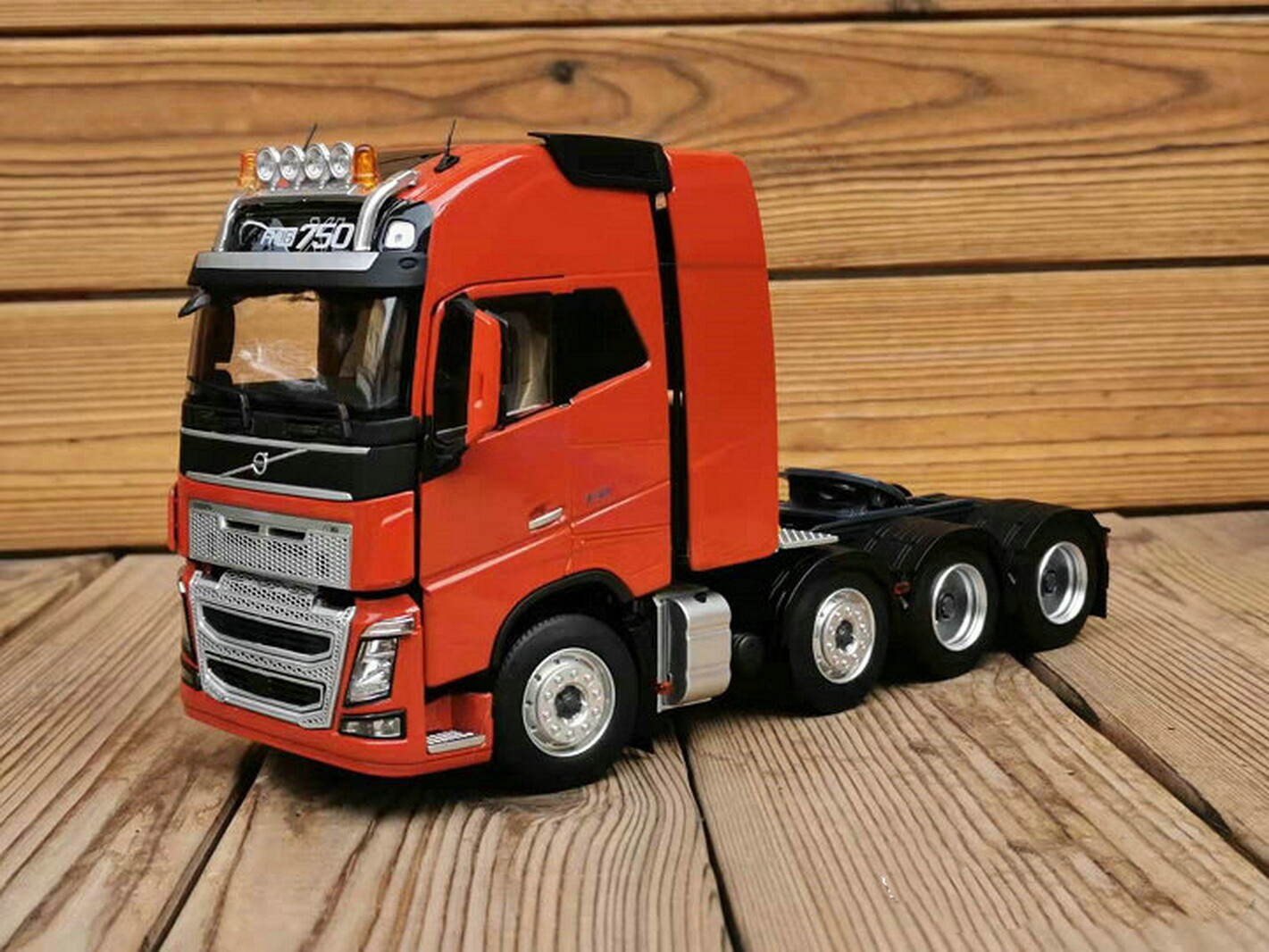 1/32 Scale Volvo FH16 750 Heavy Duty Truck Tractor Red