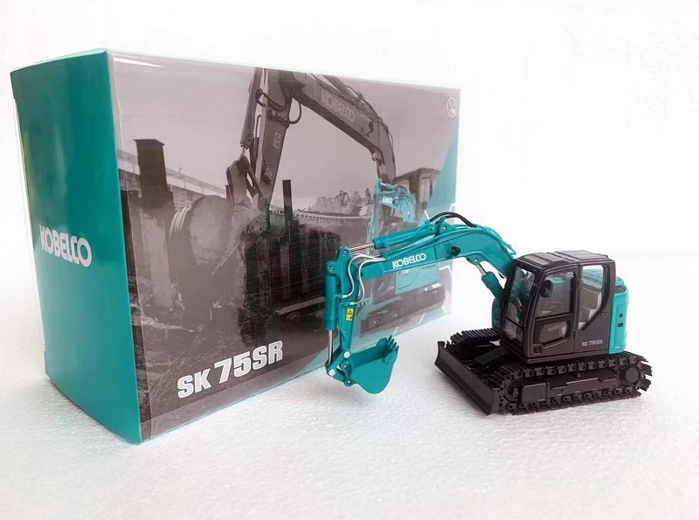 KOBELCO SK 75SR 1/50スケールフィギュア KOBELCO SK 75SR 1/50スケールフィギュア Amazon.co.jp