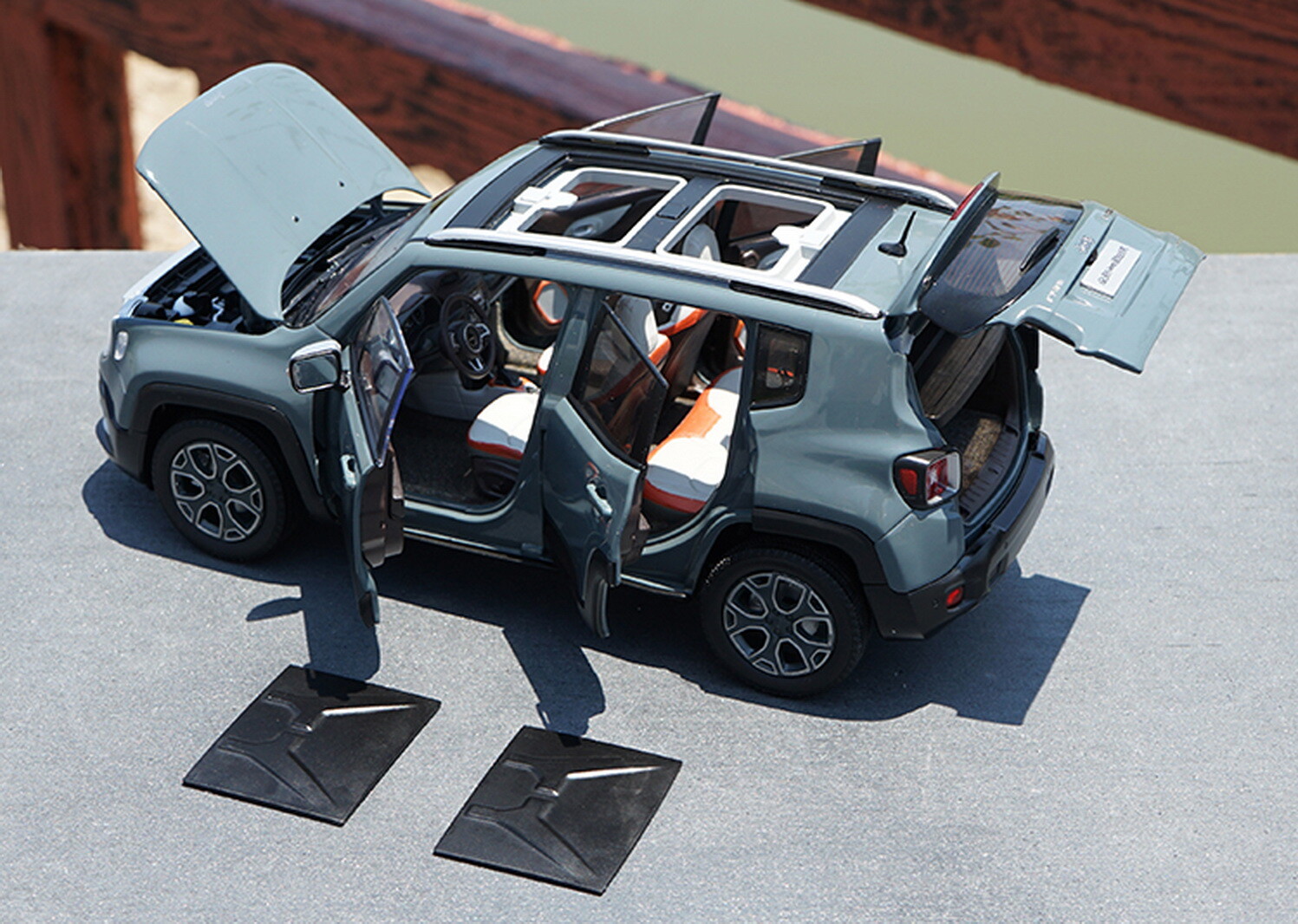 ミニカー 1/18 ジープ レネゲード Jeep Renegade ホワイト ミニカー 1/18 ジープ レネゲード Jeep Renegade ホワイト