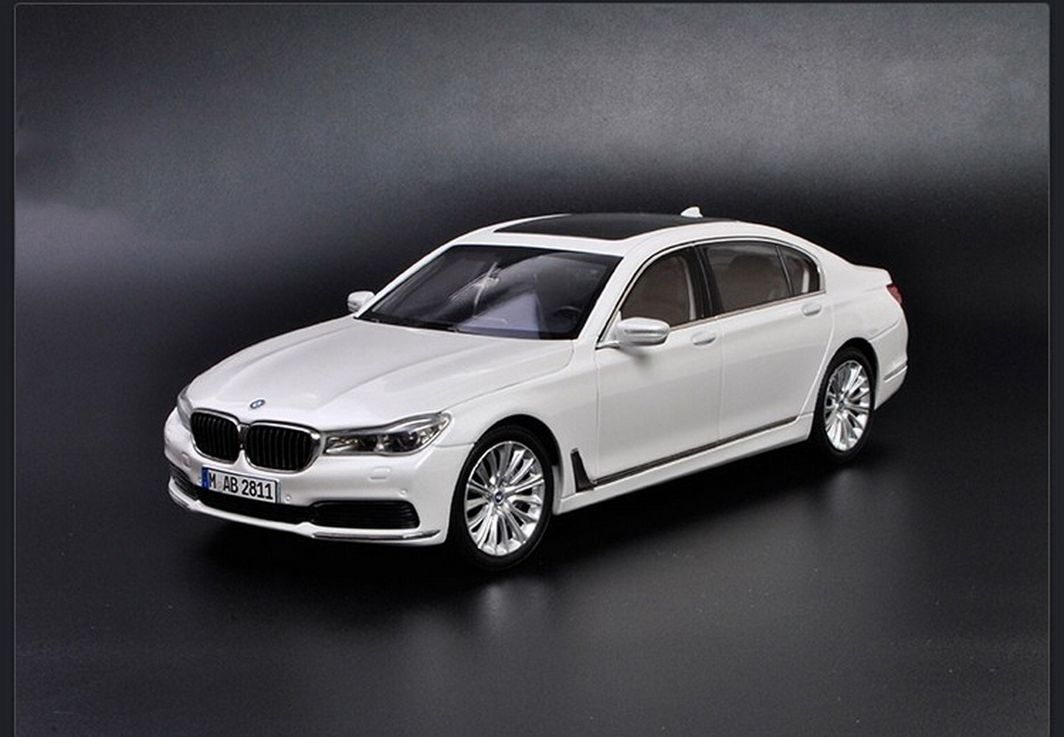 1/18 Scale BMW 7 Series 750 Li 2017 White Diecast Car Model 1/18 Scale BMW 7 Series 750 Li 2017 White Diecast Car Model