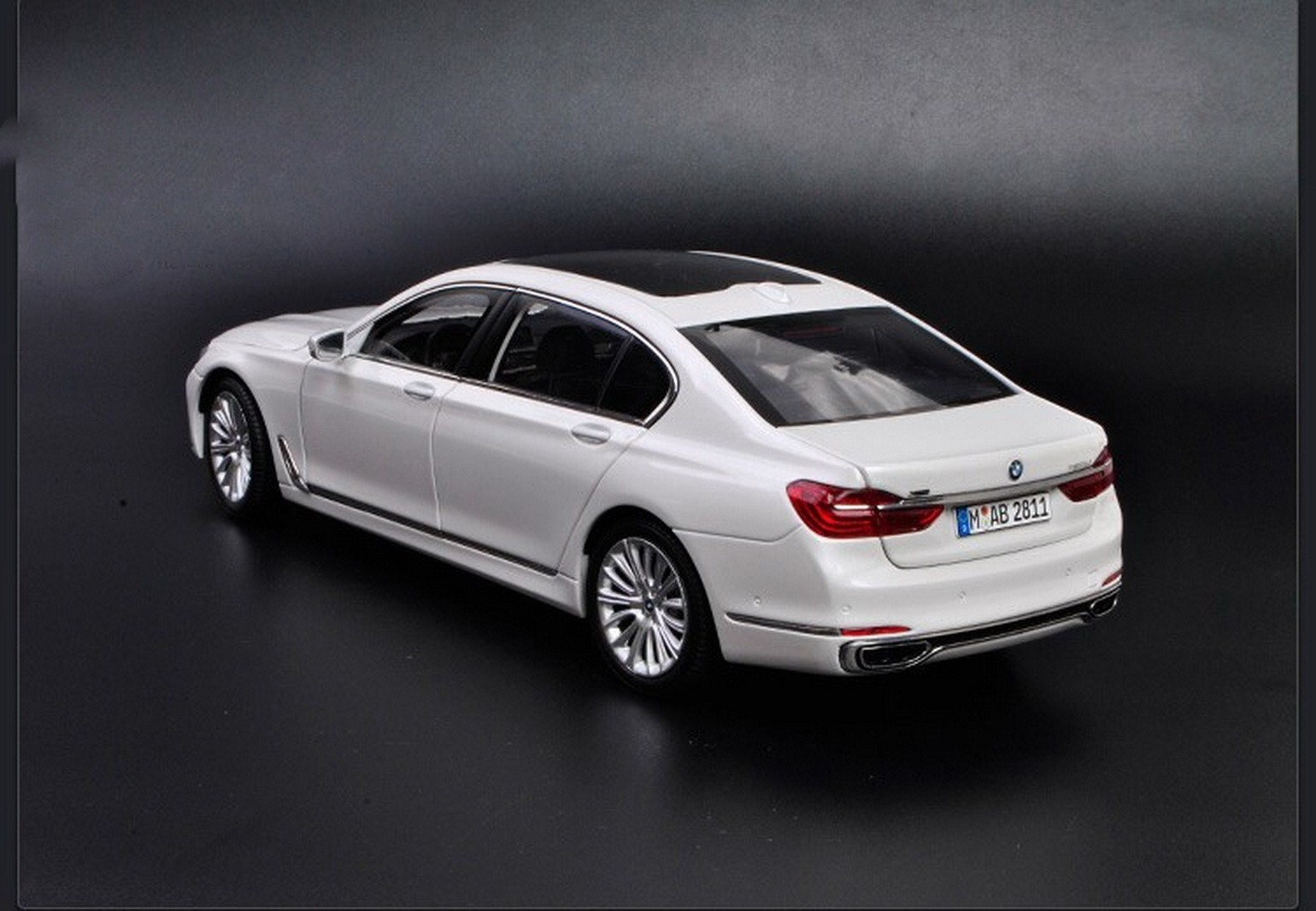 1/18 Scale BMW 7 Series 750 Li 2017 White Diecast Car Model