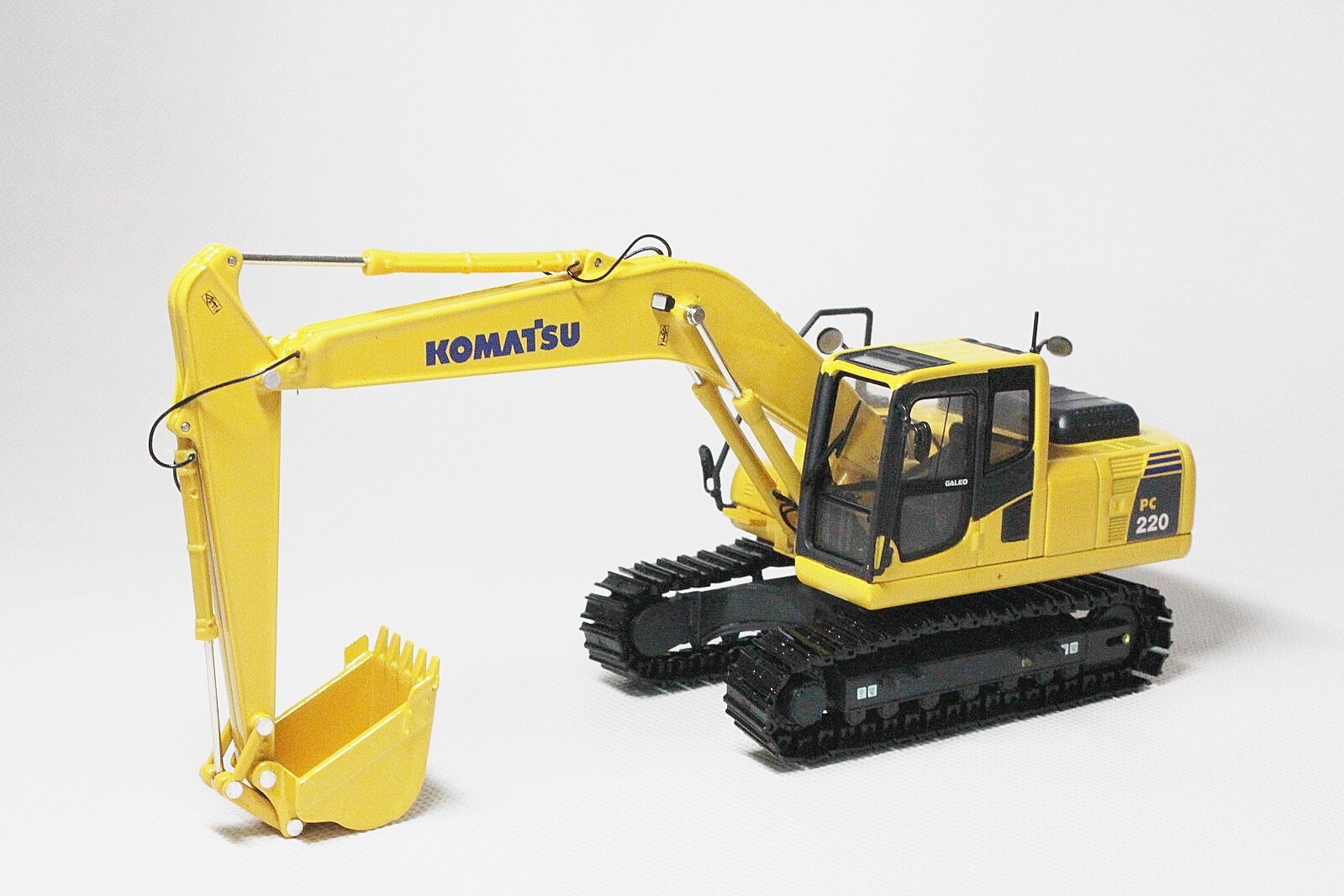 コマツ 1/50 KOMATSU PC220 カスタム 1:50 Scale Komatsu PC220 Excavator DieCast Model – VAJJEXRC